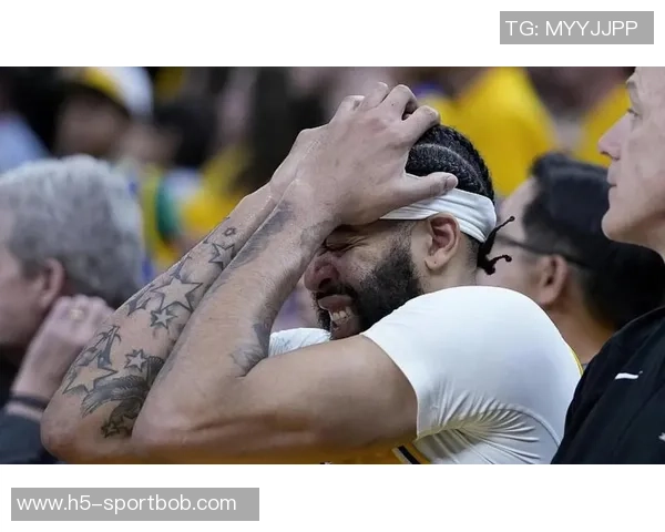 戴维斯左手受伤正在咨询多方专家以确定最佳治疗方案